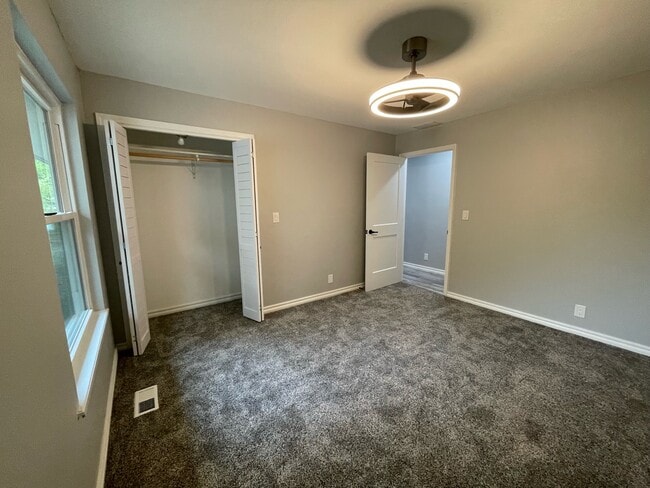 Building Photo - 106 Oak Hills Dr