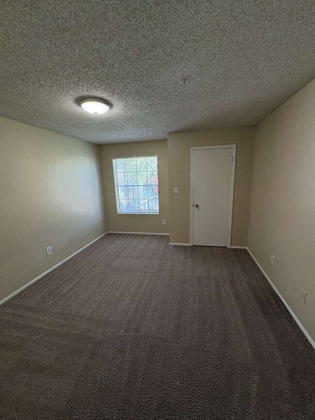 Building Photo - Spacious 1 bedroom/1 bathroom condo at Oasis at Pearl Lake