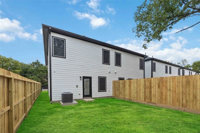 Building Photo - 6726 Paris St