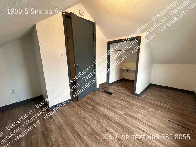 Building Photo - Spacious 4 Bedroom House With Huge Garage!