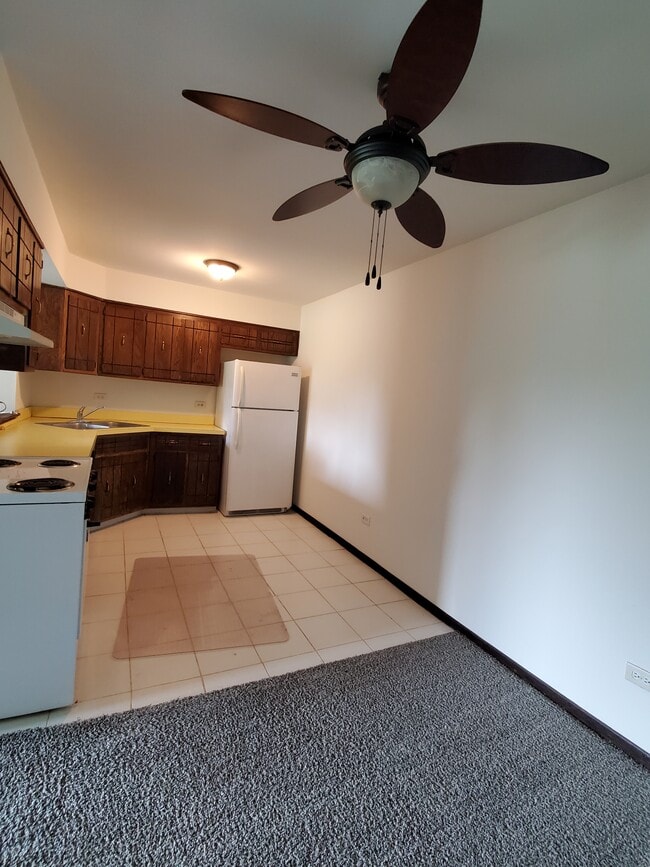 Nice kitchen. Room for a pantry - 1023 Shagbark Ct