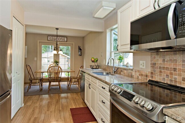 Building Photo - Charming 4 Bedroom home with fenced yard a...
