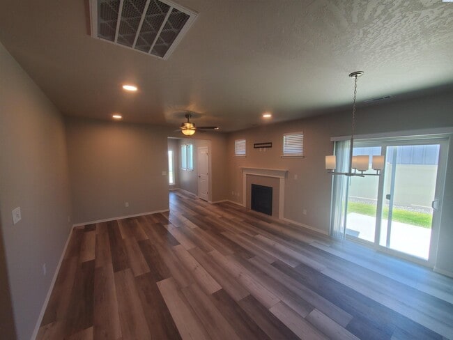 Building Photo - 722 Zee Pride Ln