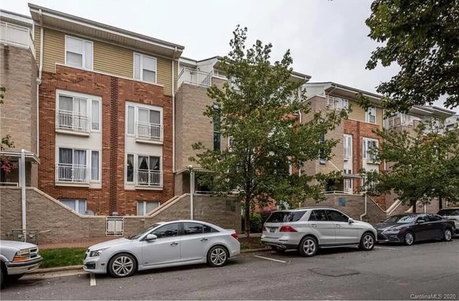 Building Photo - Room in Condo on Donatello Avenue