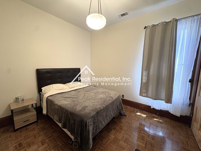 Building Photo - Furnished 1bd/1ba Midtown Duplex!
