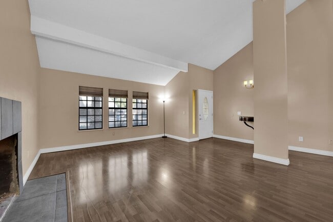 Building Photo - Beautiful 4 bed/ 3 bath POOL Home For Rent