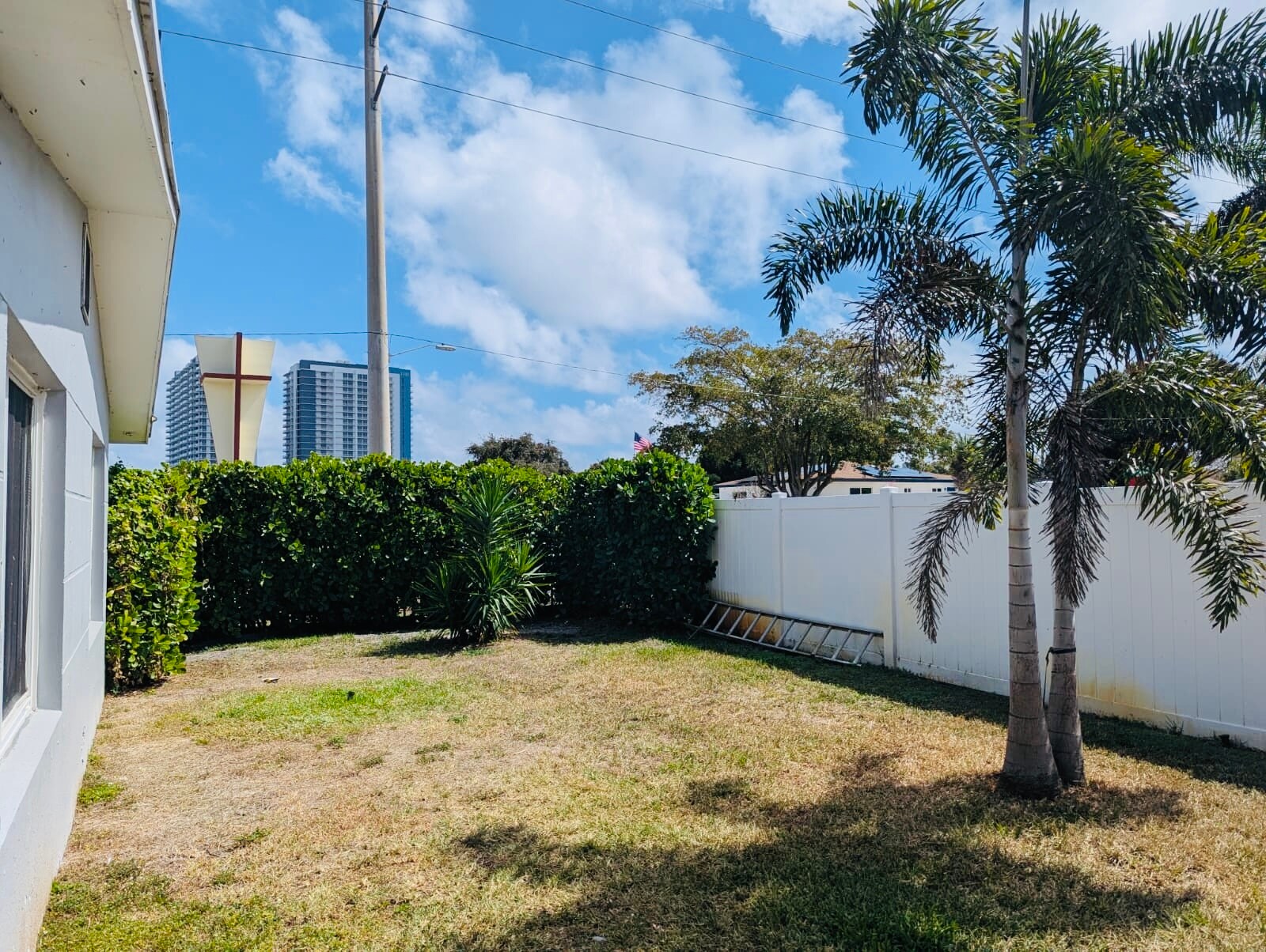 Building Photo - 305 3rd St