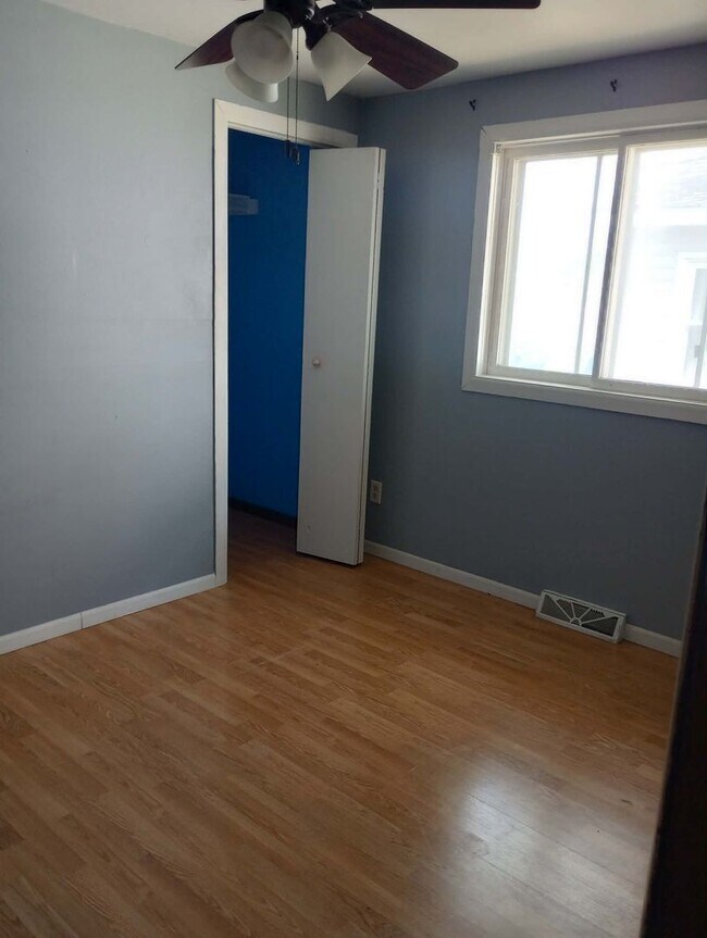 Building Photo - Nice 3 bed 1 bath house with large garage and basement!!!