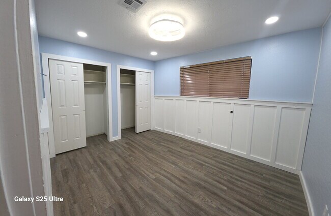 Building Photo - "Charming 2-Bed, 2-Bath Townhouse with Coz...
