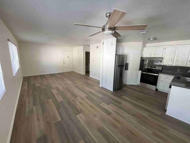 Building Photo - COMPLETELY UPDATED ONE BEDROOM APARTMENT IN TARZANA!
