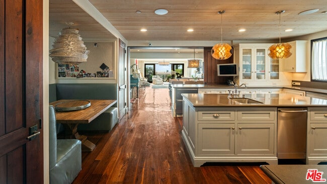 Building Photo - 964 Palisades Beach Rd