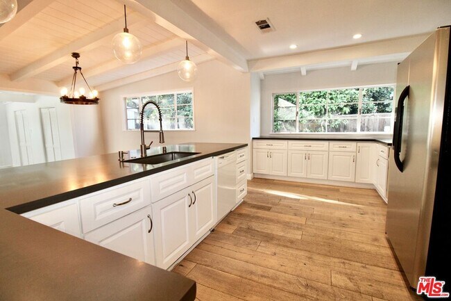 Building Photo - 5415 Coldwater Canyon Ave