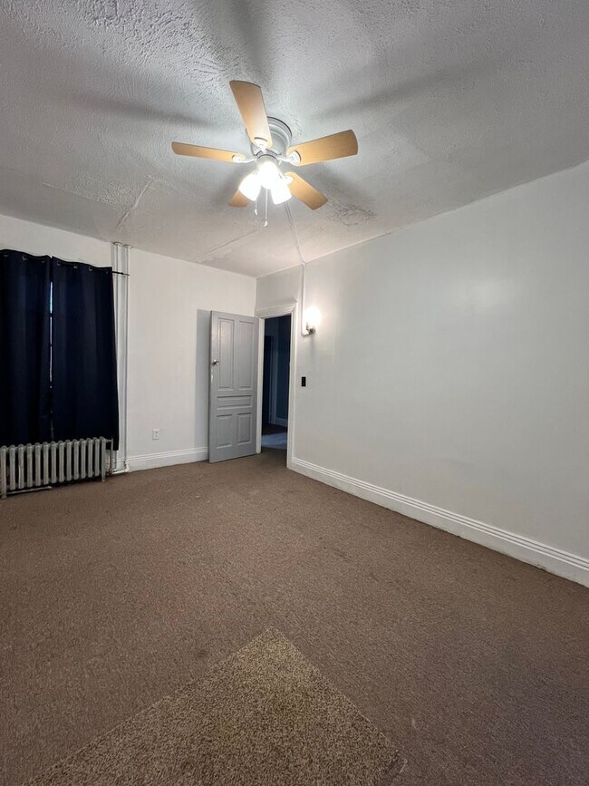 Building Photo - 5 Bedroom 1 Bath Home Available