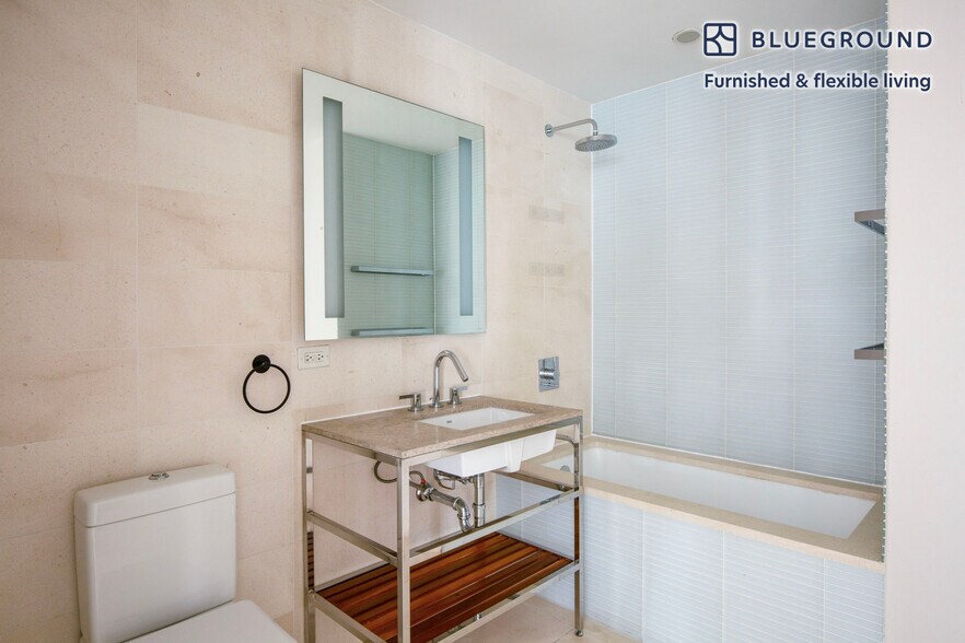 Building Photo - 70 W 45th St