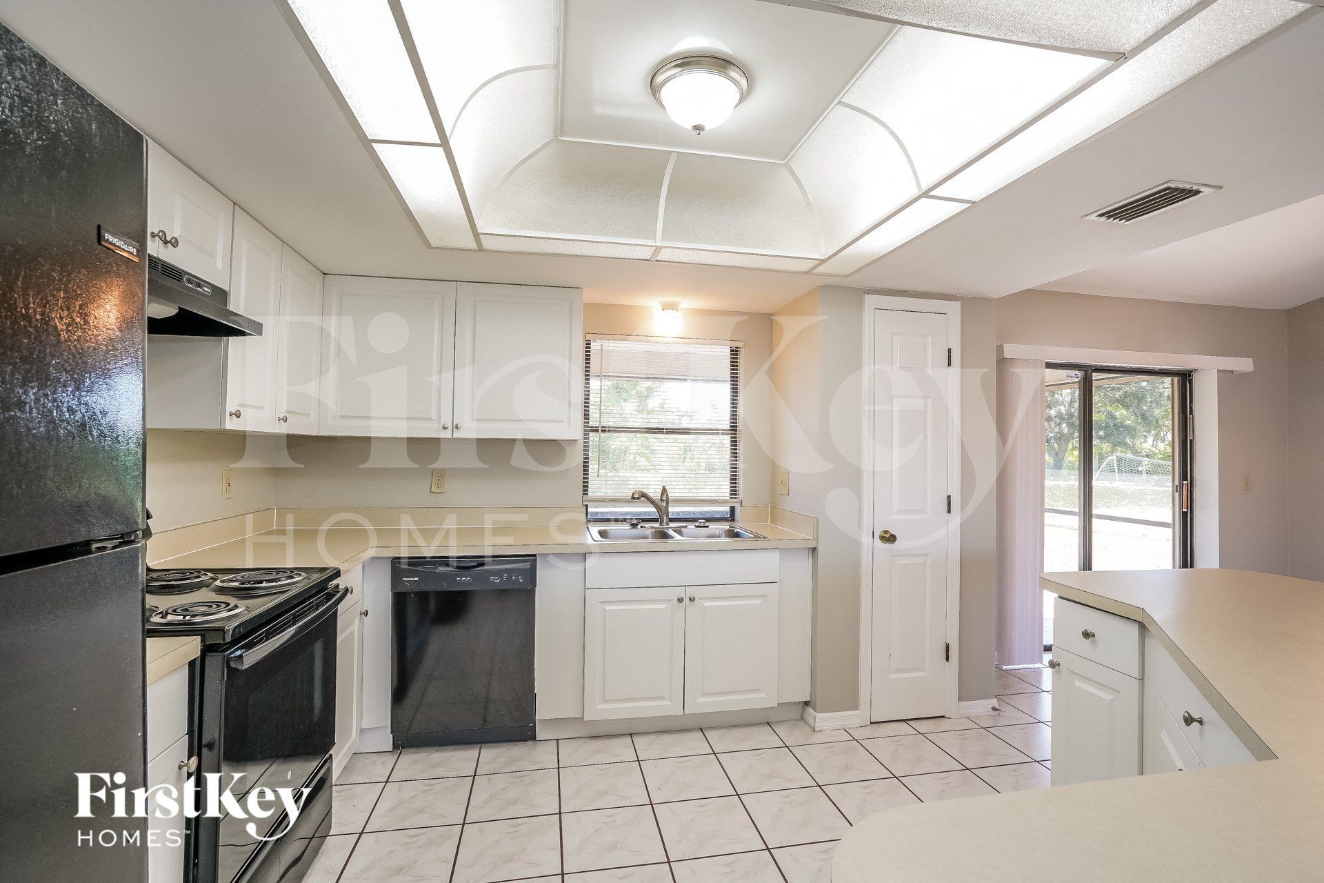 Building Photo - 3325 SW 6th Ave