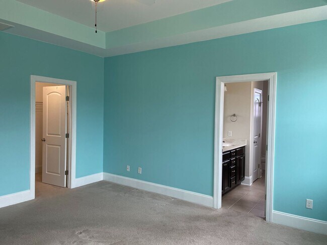 Building Photo - Beautiful 3 bedroom/2 bath home with sunroom and finished room over garage!