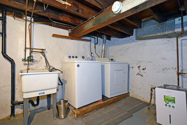 Building Photo - Beautiful 3-Bed 1.5-Bath Home Available Now in St. Paul!