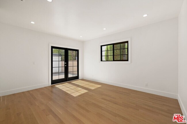 Building Photo - 211 S Formosa Ave