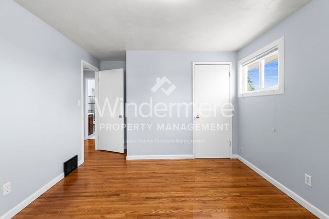 Building Photo - Welcome to this charming 3-bedroom, 1-bath...