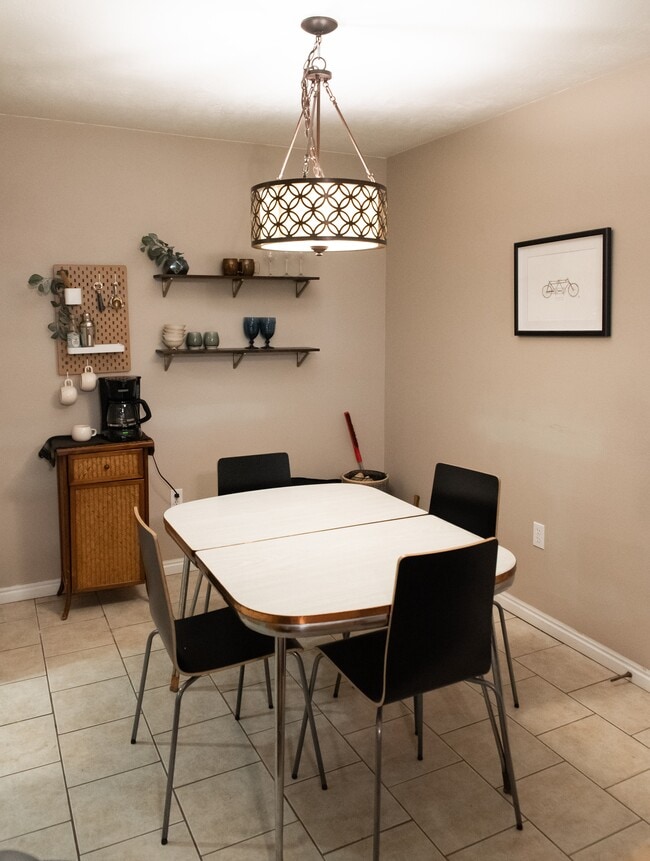 Building Photo - Orem Condo