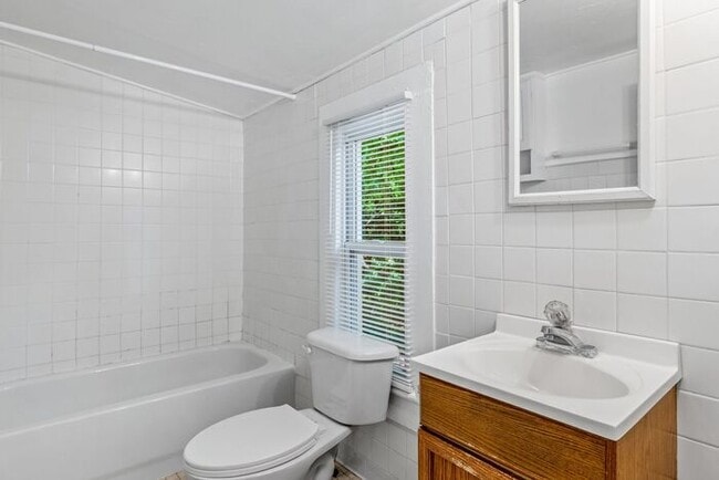 Building Photo - UNCG area with 3 bedrooms and 1 bath, Cent...