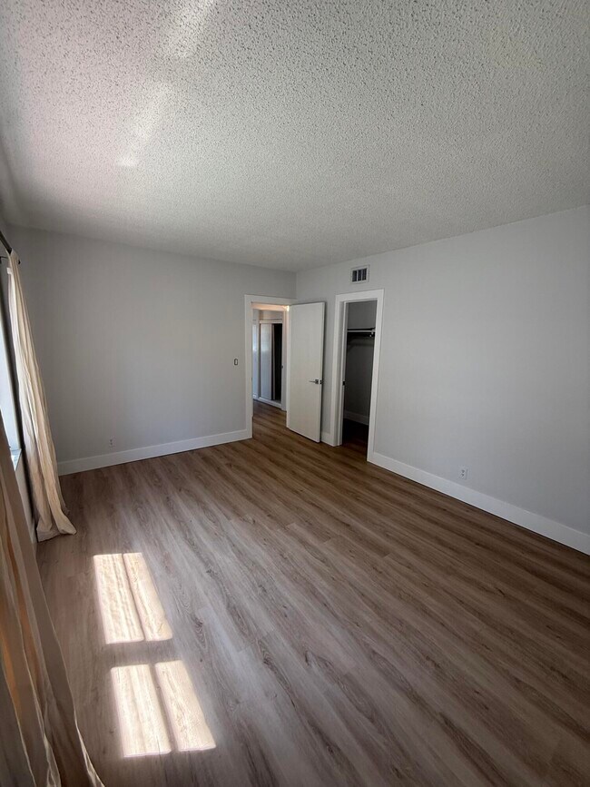 Building Photo - 2613 NE 28th Ct