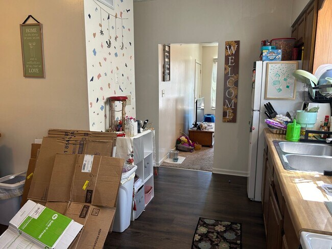 Building Photo - 2 Bedroom Duplex within walking distance o...