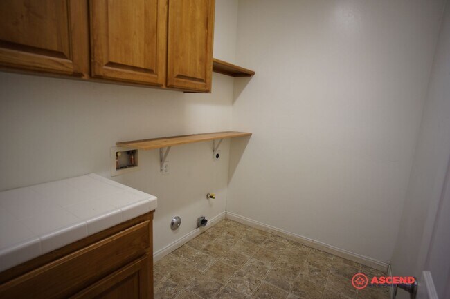 Building Photo - Lovely Home in Southwest Bakersfield!