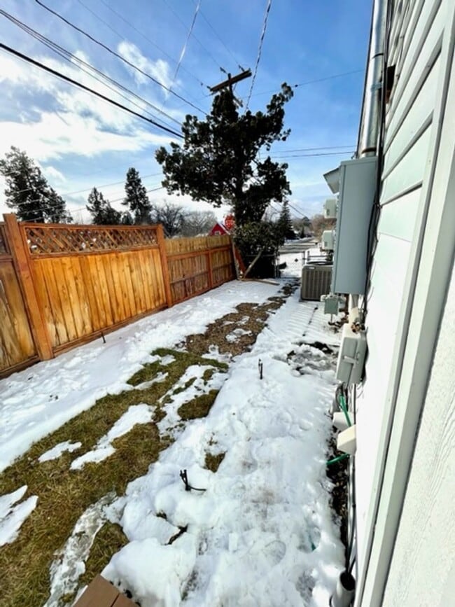 Building Photo - Wonderful Single Level Updated home with A/C!