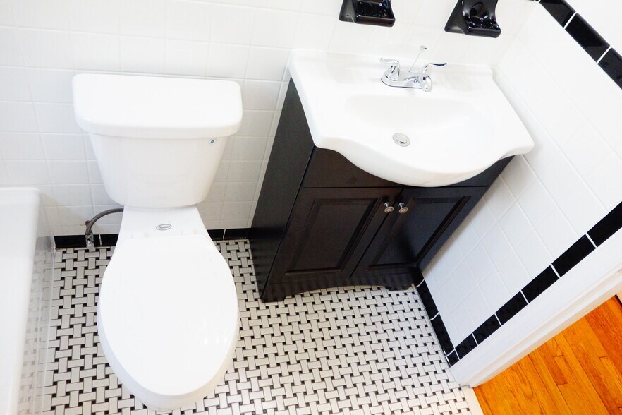 Building Photo - 812 Greenwood Cir