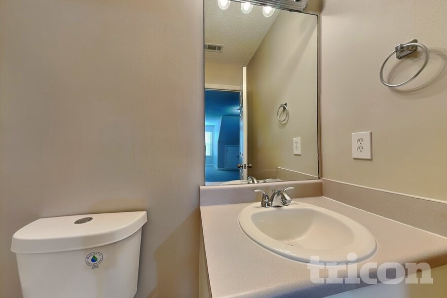 Building Photo - 496 Birchwood Dr