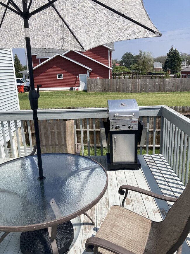 Building Photo - Charming 3 Bedroom, 2.5 Bathroom Home Fully Furnished in Benton Harbor Close to Lake Michigan and...