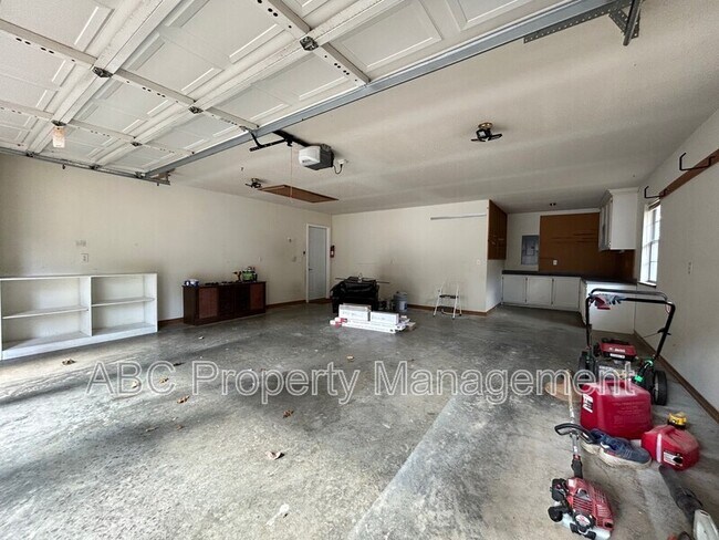 Building Photo - 404 E Andrew Ave