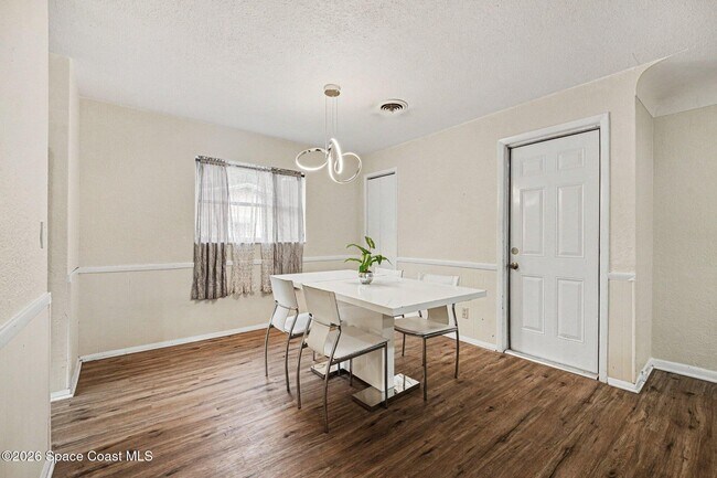 Building Photo - 2425 Heritage Dr