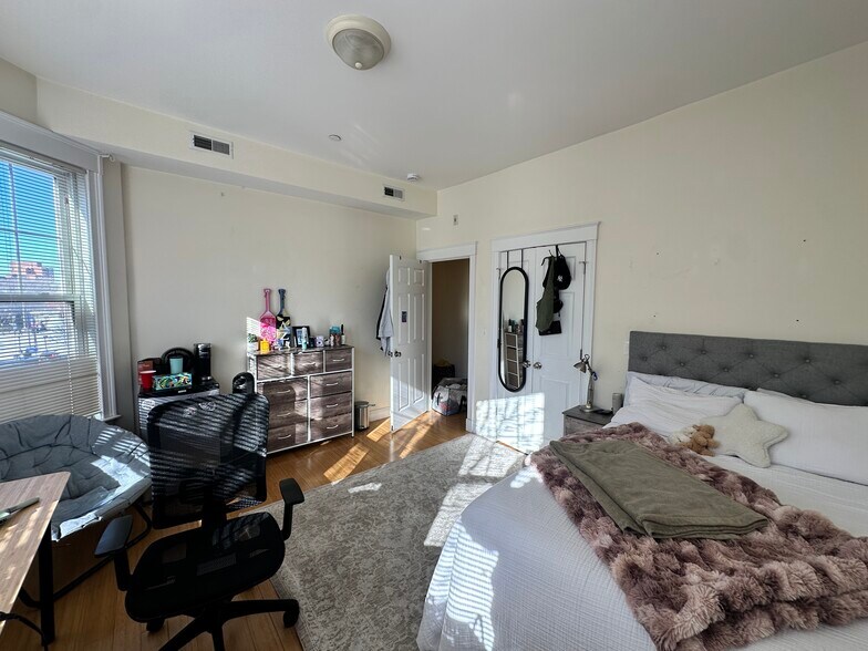 Building Photo - 1625 Tremont St