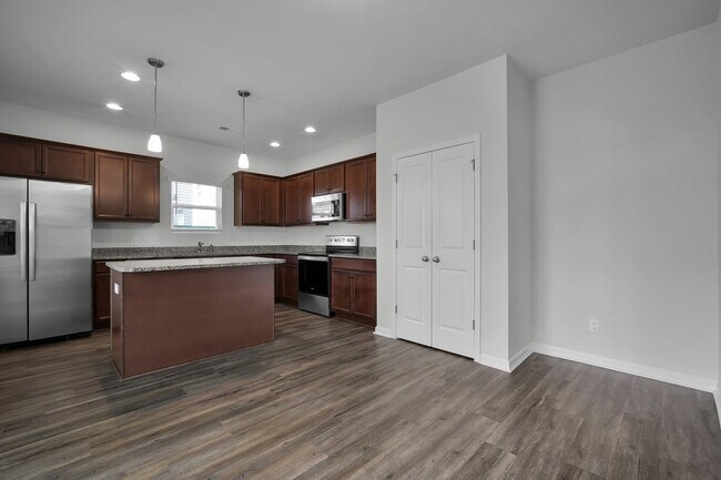 Building Photo - Great location in Richmond Hill