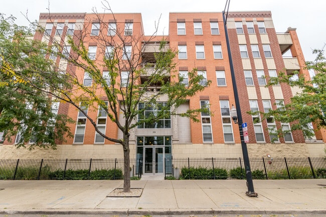 Primary Photo - 3550 W Montrose Ave