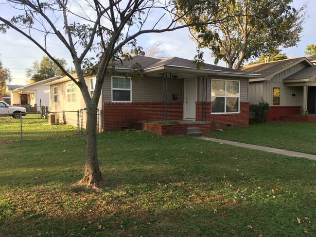 Building Photo - Recently remodeled home close to the park