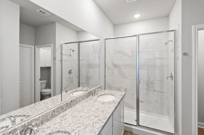 Building Photo - Luxury 4/2.5  Duplex in Buda TX!