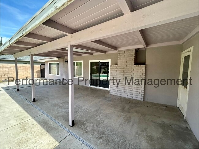 Building Photo - Cozy 3 Bed/2 Bath SW Bakersfield Home w/ Pool & $0 Deposit Option