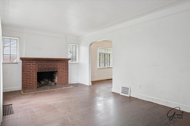 Building Photo - $1,200 - Large East Side 3 Bedroom