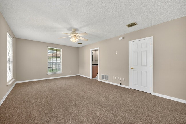 Building Photo - Spacious 3BR Home with Fireplace, Garage & Private Yard