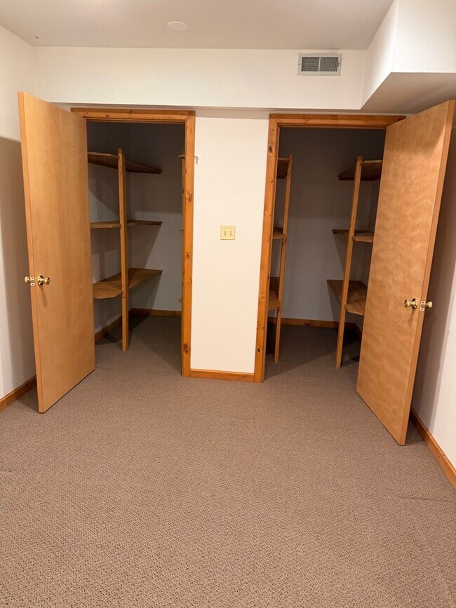 Building Photo - 114 Woodbury Ln