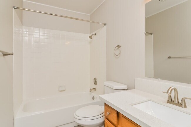 Building Photo - 2058 Waverly Cir