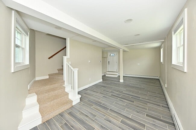 Building Photo - 221 Lakeview Dr
