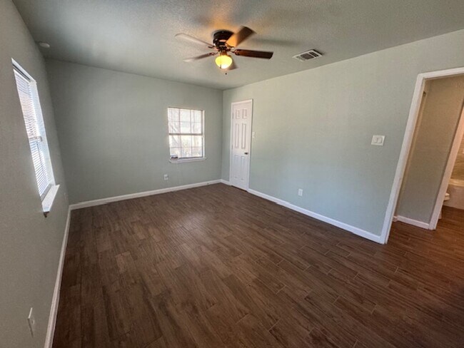 Building Photo - Nicely Remodeled Southside San Antonio Hom...