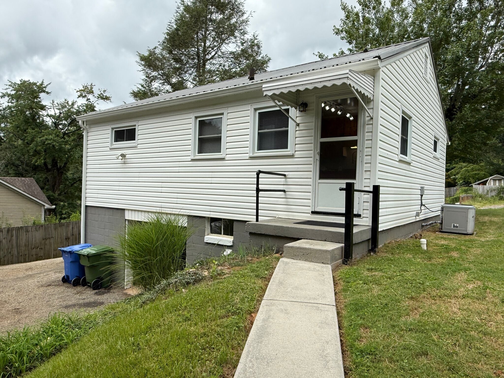 Building Photo - 7 Robinwood Ave