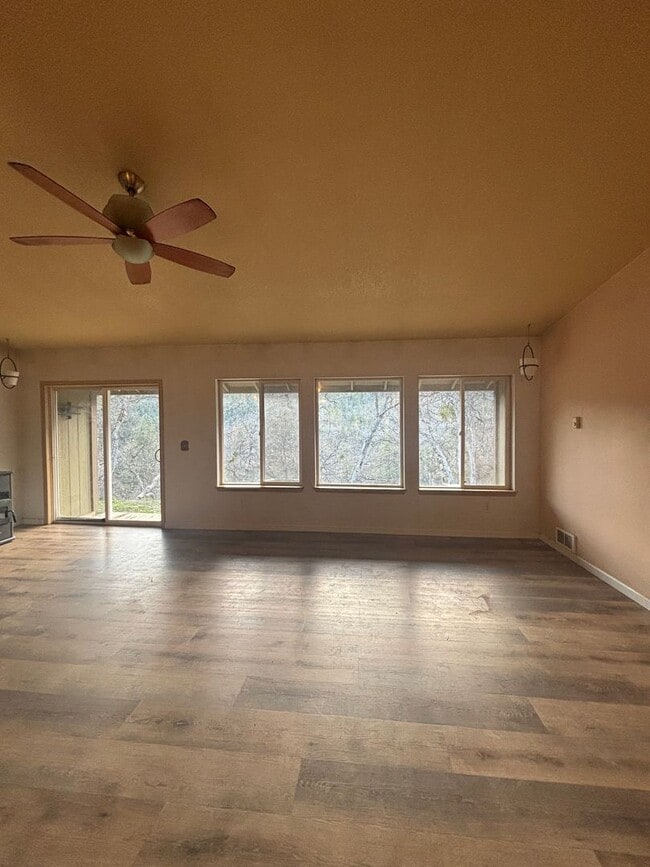 Building Photo - Coming Soon!! Lovely 3bdrm, 2 bath home by Emigrant Lake!!