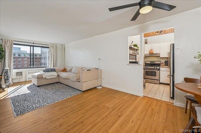 Building Photo - 25 Lake St