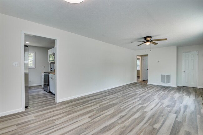 Building Photo - 655 Seymour Dr